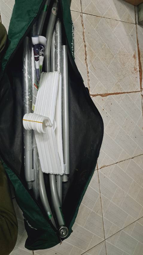 Cũng chắc chắn, phụ kiện đầy đủ, tặng 10 móc áo cũng ok