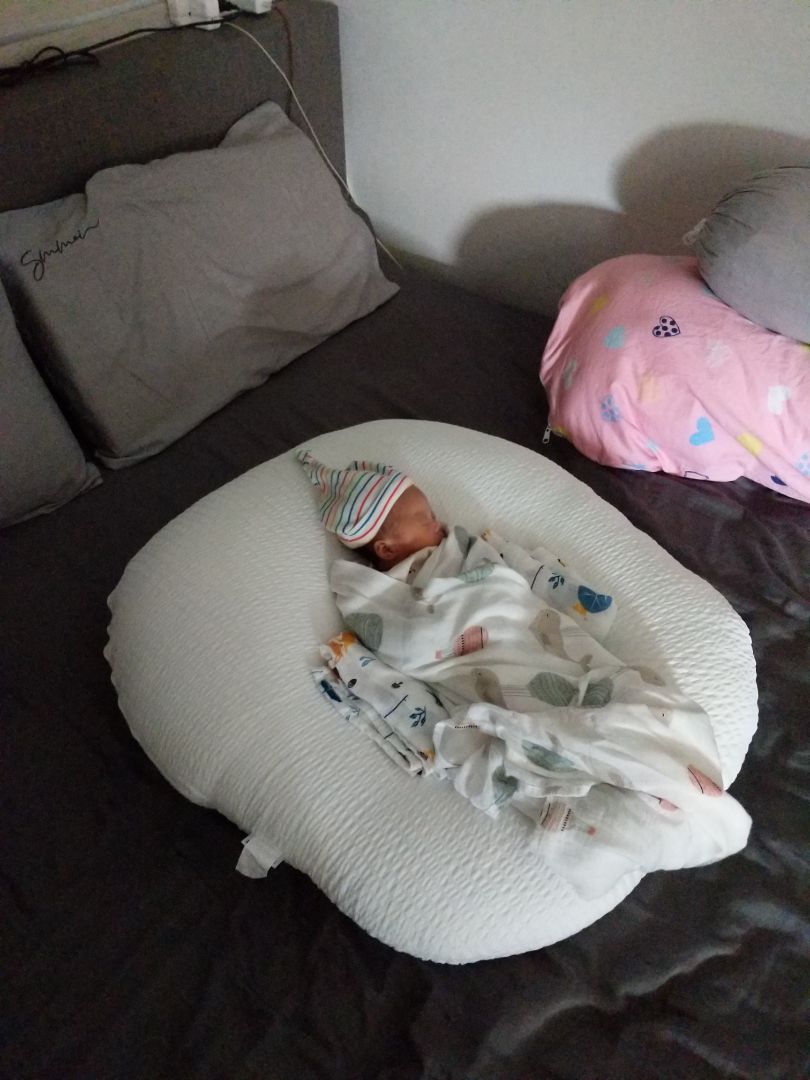 gối êm mềm, dày dặn, đẹp. bé nhà mình sinh non nên hay vặn mình mà từ lúc dùng gối có vẻ bé dễ ngủ hơn ko thấy hiện tượng vặn mình nhiều cũng như sau khi bú thì cũng ít thấy ọc, để dùng thêm 1 thời gian xem sao, tạm 5* cho shop bán hàng chính hãng