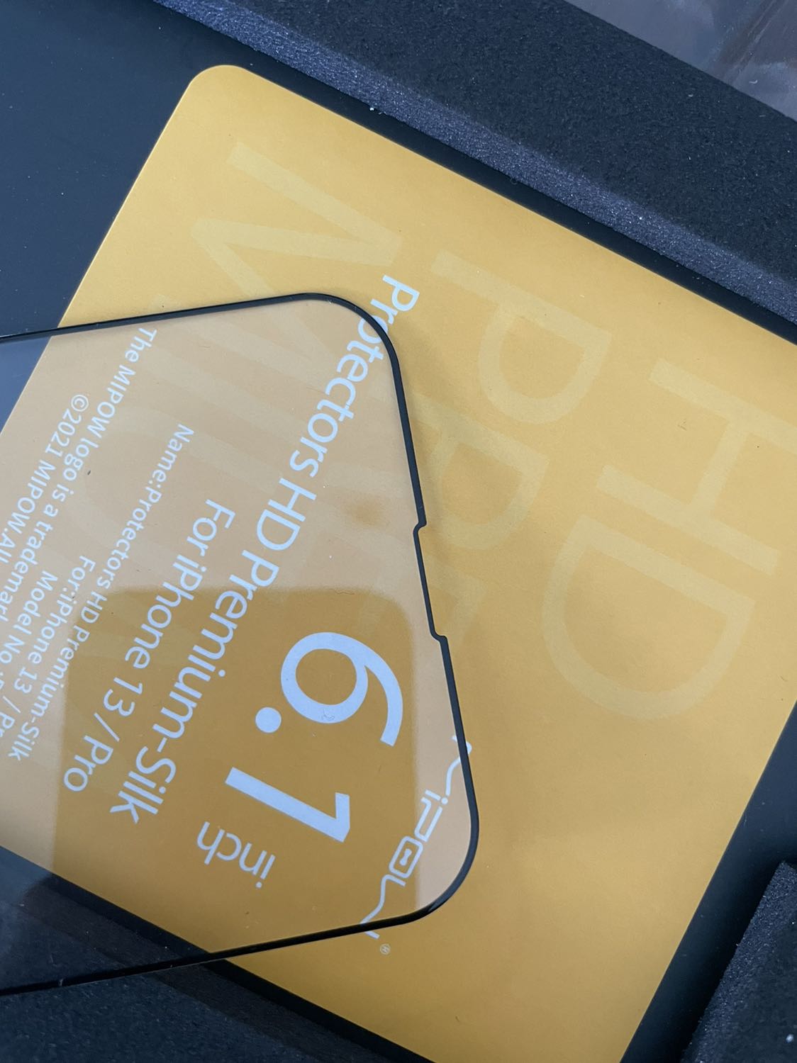 Bán hàng đểu. Bán miếng dán iphone pro mà đầu trên che đầu như vây. Khe loa thì bít mất