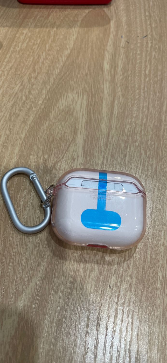 Sản phẩm đẹp như hình, miếng màu xanh là của sản phẩm để gắn thêm, chắc để tiện gỡ ra khi cần, ốp vừa vặn với airpod 3. Hài lòng, chỉ là giá vẫn hơi cao.