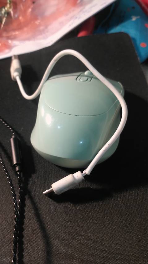 Thời gian đầu dùng ổn. Click êm, pin trâu, sạc ngắn. Nhưng được vài tháng là bắt đầu đơ, khựng, lag nhiều dần. Dây sạc cũng dễ gãy. Với mức giá rẻ thì dùng cũng ổn