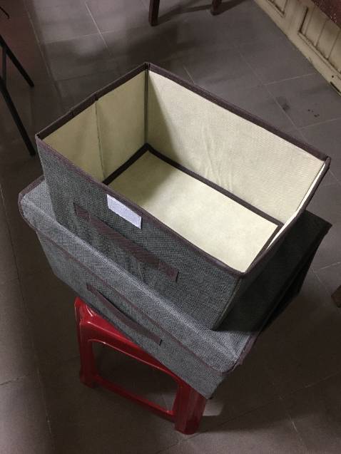 Mình mua được bữa sale nên combo 2 hộp khá rẻ. Cơ mà giao hàng bị kẹt nên lâu quá trời mới nhận được. 
(+): Hộp mình mua màu ghi hơi tối so với sở thích cá nhân nhưng nhìn chung mình thấy okie. Size thì đúng như mô tả. 
(-): Chất liệu hộp làm bằng vải gì mà mùi hơi khó chịu nha, mình xịt nước bông tá lả mà 2 ngày sau vẫn còn hơi mùi á. Khung hộp thực chất là bìa cứng thôi, xong may vải mỏng bao trùm bên ngoài. Nếu đựng đồ nhiều thì hộp sẽ không còn đẹp nữa đâu, cái nắp đóng cũng k kín được nữa. À cái quai cầm thực ra không có tác dụng gì vì chỉ có 1 cái à, mà ở bên mặt đó thì xách đi đâu được. Nói chung là quai trang trí cho vui thôi.