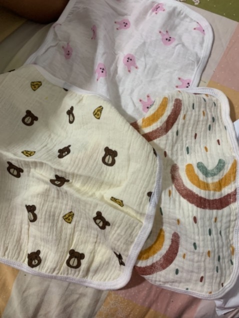 Khăn mềm mại hoạ tiết lại xinh lắm nha,shop giao thiếu nhưng sau khi phản hồi shop đã nhiệt tình gởi lại đủ số lượng r 😍