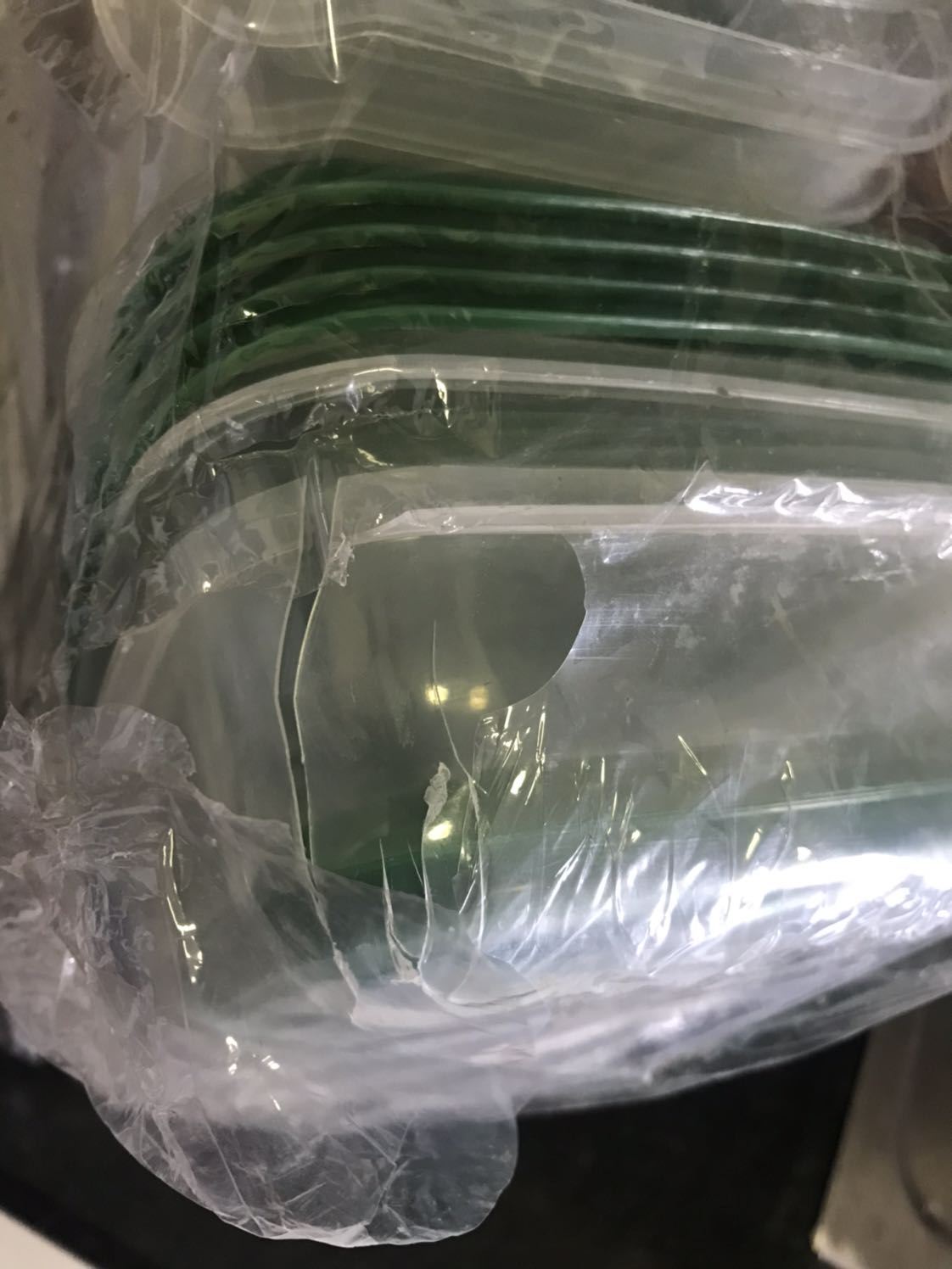 Hôm nay mới có thời gian khui hàng, thật thất vọng vì mặc dù Tiki đóng gói cẩn thận nhưng khi mở ra lại có sản phẩm bị bể ở góc và bao bì nilon của sản phẩm cũng bị rách chỗ đó, mình thấy vậy chưa khui ra hết ko biết còn bể cái nào nữa không, về bên ngoài sản phẩm mình thấy có vẻ đây ko phải hàng chuẩn, bao bì và chất lượng sản phẩm ko đẹp.