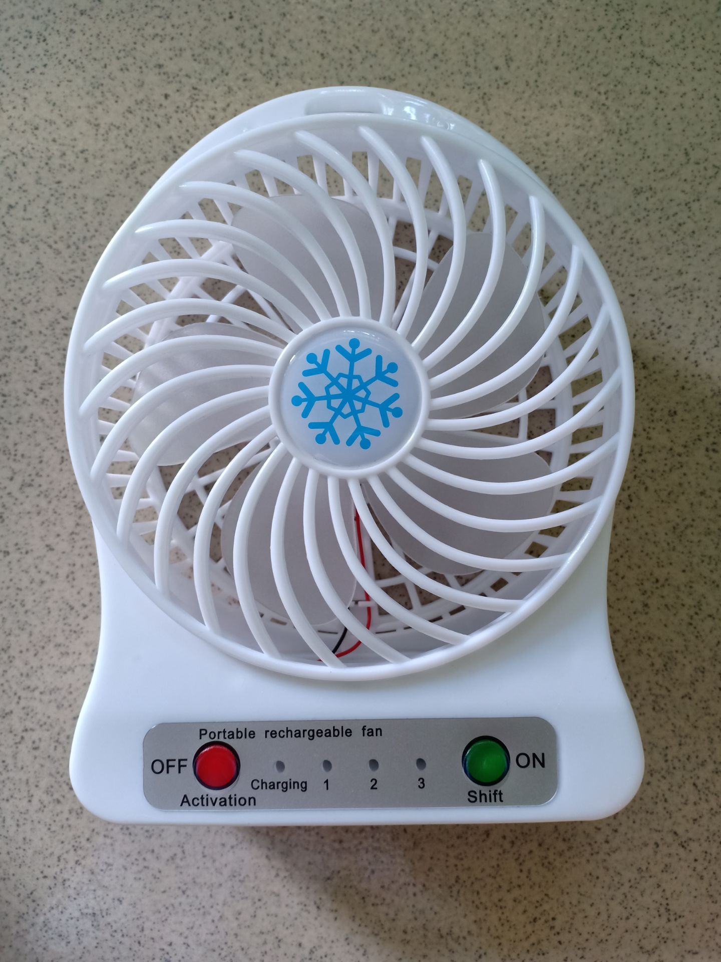 về mua mới đầu cũng khá ổn nhưng nút bật quạt thì bị lõm sẵn vào rồi. dùng chưa được 4 ngày nào thì quạt bắt đầu trở chứng,giờ không dùng được nữa luôn,hình như là mạch điện hư luôn chứ không phải do nút hư thôi đâu. Thường xuyên mua đồ của tiki mà giờ thấy thất vọng quá,biết vậy mua ở ngoài mắc hơn có chút xíu thôi.