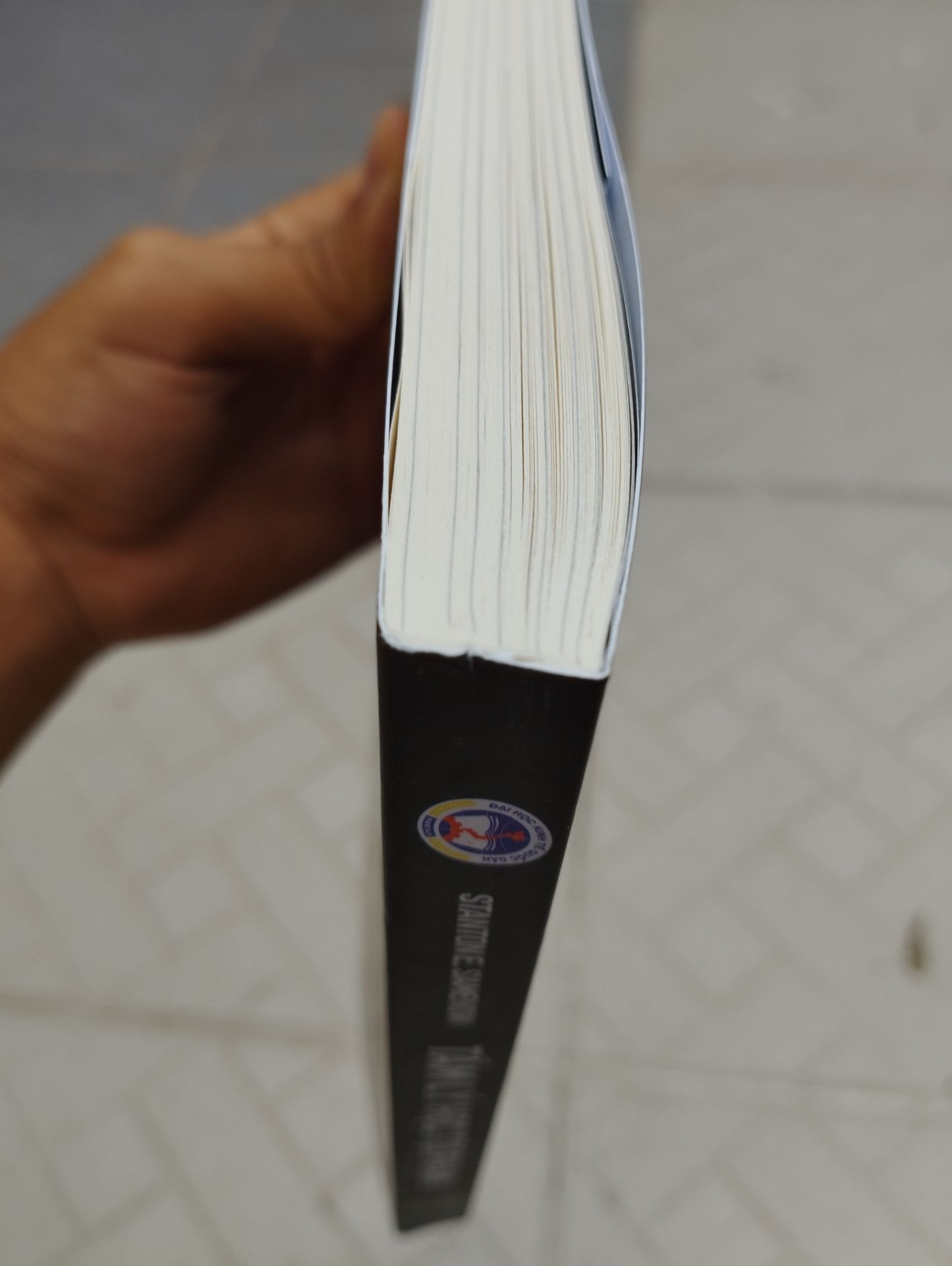 bìa bị hỏng trong lúc vận chuyển