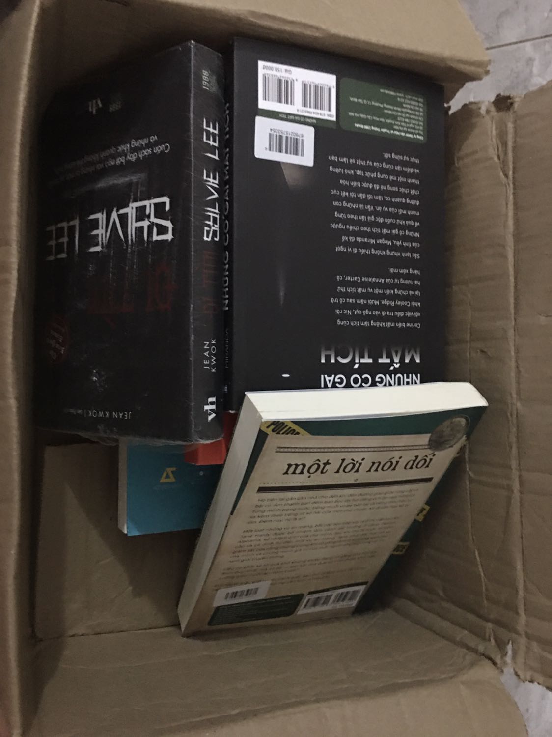 Hàng giao nhanh ơi là nhanh, báo thứ 3 sẽ giao mà chủ nhật đã có. Mỗi tội khâu đóng gói của Tiki thì lỏng lẻo quá nhưng trộm vía là k có cuốn sách nào bị sao cả. Mình tự nhân là khách hàng dễ tính mà còn thấy không ưng bụng với lần đóng gói này, mong Tiki cải thiện chứ k là mất khách ah.