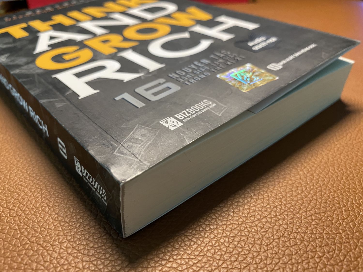 Sách được đóng gói từ tiki và còn mới nguyên ít bị cong vênh mép do tiki đóng sách vào hộp khá rộng.
Nội dung sách được dịch giả viết dễ hiểu và lồng vào những ví dụ thực tế ngoài cuộc sống vào từng chương của sách. Mình cũng đọc qua cuốn 13 nguyên tắc của Napoleon Hill nhưng quyển này viết thêm 3 nguyên tắc và phù hợp với thế kỷ hiện nay.
Quyển này sẽ dành cho những ai đã và chưa đọc "Think and Grow Rich" - Napoleon Hill phiên bản cũ.
Quyển sách này xứng đáng có trong mỗi tủ sách của mỗi người !