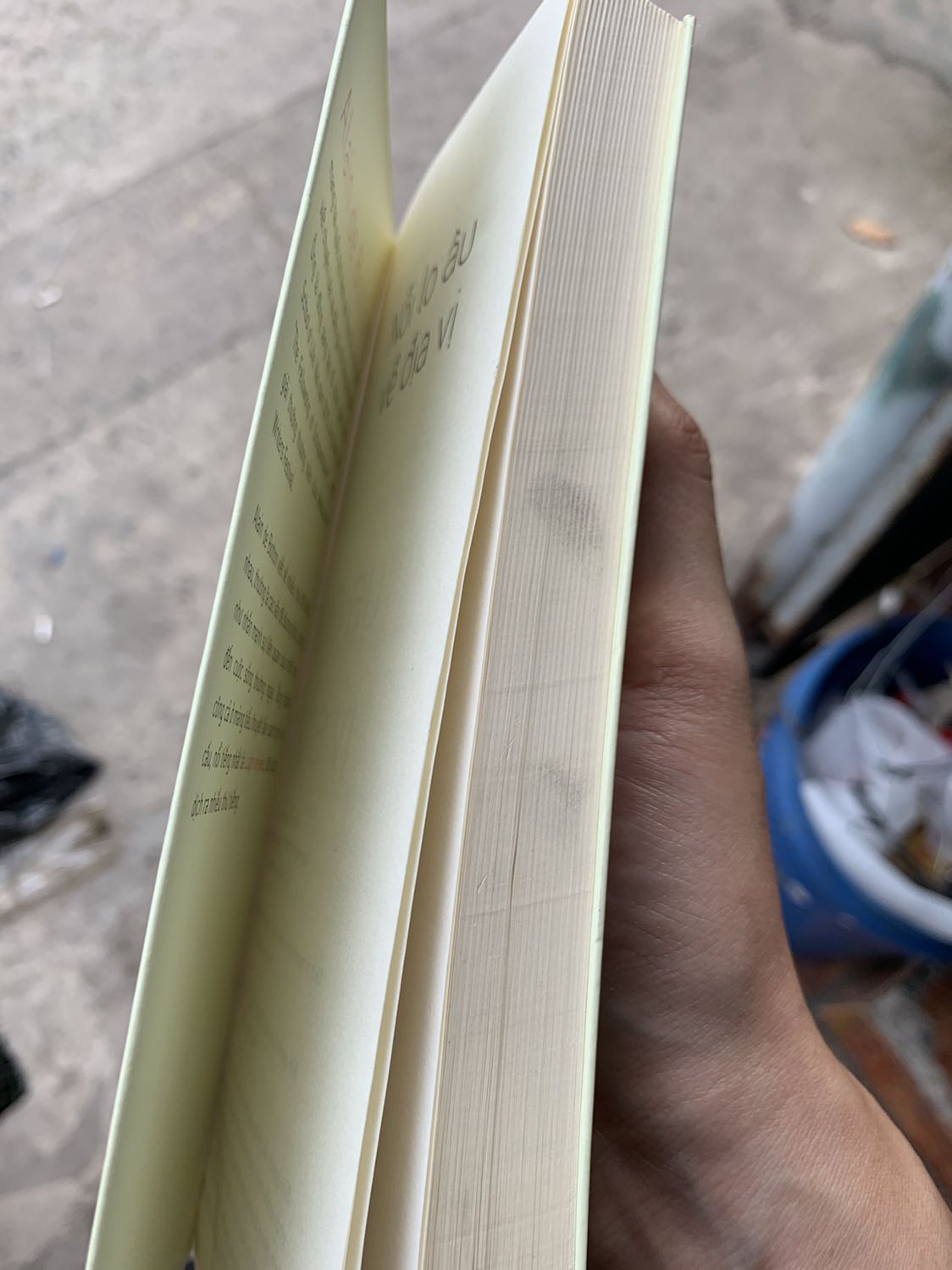 Mình mới mua, chưa đọc thử về nội dung. Còn về hình thức thì sách hơi cũ, nhưng cũng tạm chấp nhận được. Điểm cộng duy nhất là sách được giảm giá khá nhiều. Mình mới mua, chưa đọc thử về nội dung. Còn về hình thức thì sách hơi cũ, nhưng cũng tạm chấp nhận được. Điểm cộng duy nhất là sách được giảm giá khá nhiều.