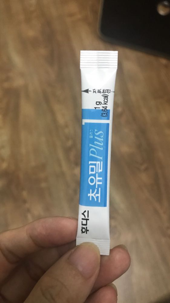 hàng nhái, mua shop con cưng 380k/hop nhìn khác cơ, hinh 1 mình chụp hình gói mình mua ở concung, hình 2 có vạch trắng là mua trên tiki. con mình bảo vị cũng khác, tìm hiểu trên mạng hàng nhái thì bảo là hàng nhái có vạch trắng