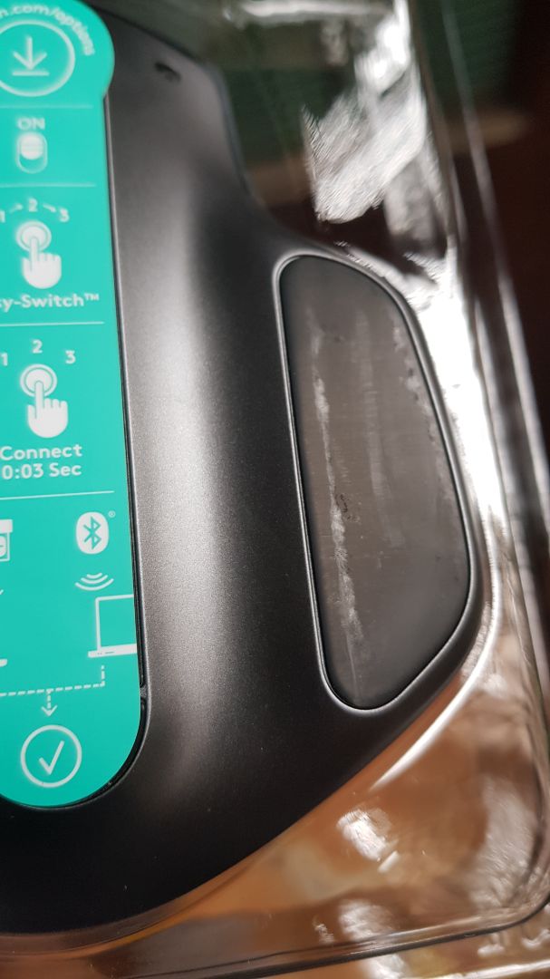 Sản phẩm đã qua sử dụng, không phải hàng mới.
- Hộp còn nguyên, có tem đầy đủ, có cáp usb, đầu đọc, sách hướng dẫn, chuột và hết.
- Đế cao su có nhiều vết xước, dấu vết đã qua sử dụng.
- Trên thân chuột có dấu vân tay.
- Chuột bị xước do va đập.
Muốn đổi trả