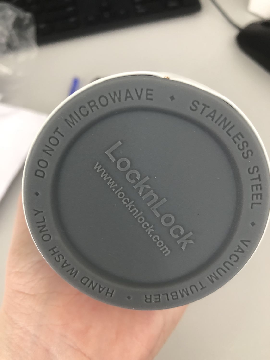 Những lần trước mua hàng ở Tiki rất yên tâm. Mùa dịch này mình đặt hàng ở Tiki nhận trễ hơn hơn dự kiến cũng khá lâu vì vận chuyển khó khăn nên không có ý kiến gì. Nhưng đợt này nhận được 2 món bị lỗi liên tục. Món hàng đầu tiên đã được Tiki thu hồi và chờ đổi. Bình nước bị móp, khuyết 1 lỗ và rỉ sét. Hi vọng Tiki phản hồi lại về việc đổi trả. Cảm ơn Tiki.