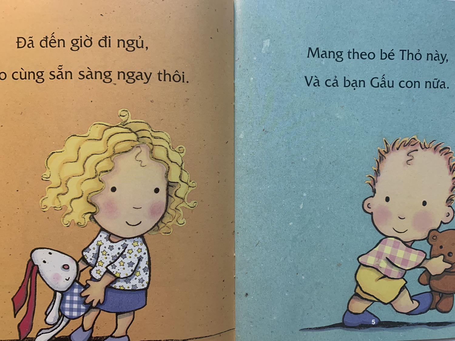 Sách giấy đẹp, hình đẹp, chữ to. Phù hợp với các bé dưới 6 tuổi. Các bố mẹ nên mua đọc cho con hoặc để con tự đọc. Mỗi tội vì ít chữ quá nên đọc nhanh hết lắm! :) Tuy nhiên, như mình nói ở trên, việc ít chữ rất phù hợp với bé dưới 6 tuổi. :)