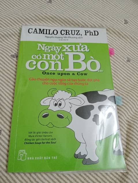 Cuốn sách cho mình nhiều chiêm nghiệm sau khi đọc. Mình còn chưa áp dụng phần cuối, để loại bỏ những con bò. Đôi chỗ góc nhìn, lý luận của tác giác làm mình phải ngạc nhiên và nhìn nhận lại rất nhiều, nhưng cũng chưa phân định được rõ ràng, chính xác.
Có thể nói, cuốn sách này là một "cú-vả-khích-lệ", nó làm bạn đau, nhưng cũng thức tỉnh bạn và cho bạn động lực để bắt đầu (lại) một điều gì đó. Nó cũng đã cho mình động lực rõ nhất khi mình chỉ đang đọc khoảng hơn một nửa cuốn, mình quyết định đăng ký join a project mà mình từng nghĩ sẽ không làm đâu với rất nhiều "con bò", rất nhiều lời biện bạch và lý do thuyết phục được người khác. Mình không biết nó sẽ tới đâu, nhưng chỉ đơn giản là mình đã "dám làm" để đối mặt với nỗi sợ và  đối mặt với chính mình.