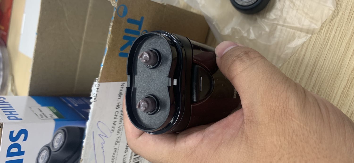 Sản phẩm mới nhận, mở ra *** chạy được cỡ 10 giây thì 1 bên dao cạo ko hoạt động nữa, bên còn lại thì chạy nhưng âm thanh rất to. Đề nghị đổi hàng gấp.