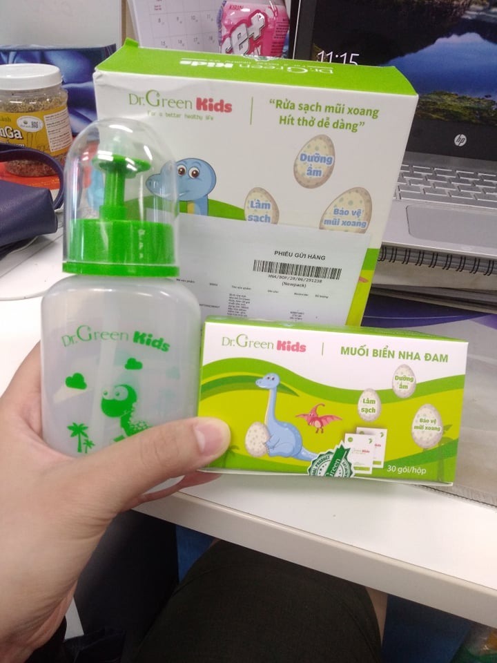 -Giao Hàng nhanh, đóng gói cẩn thận
- Hàng có tem đảm bảo hịn, màu sắc và hình bìa rất đáng yêu, bé nhà mình rất thích.
- Đầu silicon khá mềm, bình có kích thước nhỏ gọn, vừa tay, các bé trên 4 tuổi có thể tự cầm rửa mũi mà bố mẹ ko cần lo bình to quá so với tay con.
- Nói chung giá thành hợp lí, là một sản phẩm nên có trong tủ thuốc gia đình