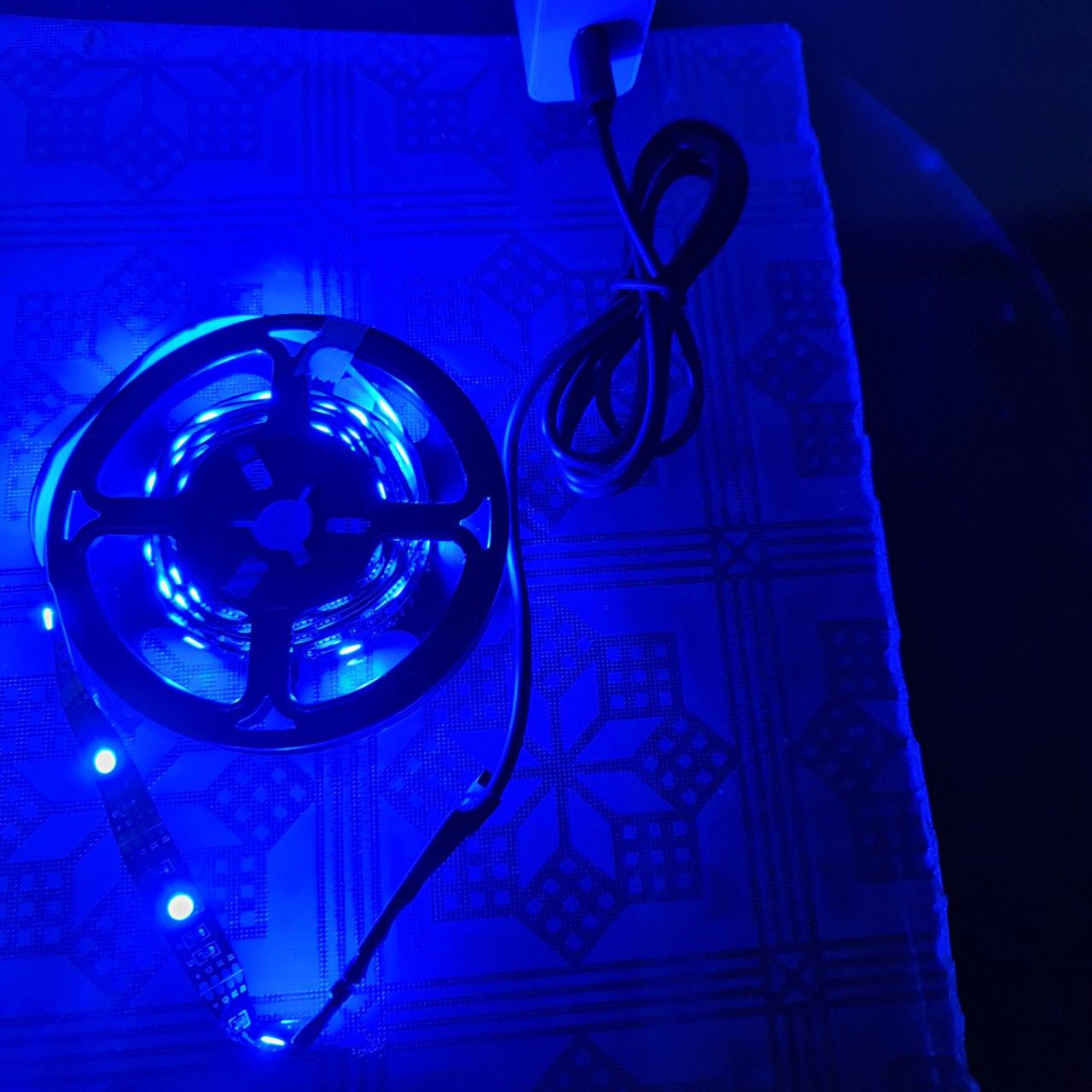 Đẹp ha. Dân sau màn hình máy tính nhìn rất dịu mắt. Dùng trong nhà nên mình mua loại không chống nước rất phù hợp.