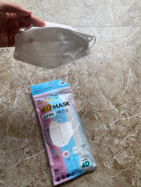 Khẩu trang mỏng và ngắn so với KF94 thật. Ko như ý mình lắm Khẩu trang mỏng và ngắn so với KF94 thật. Ko như ý mình lắm