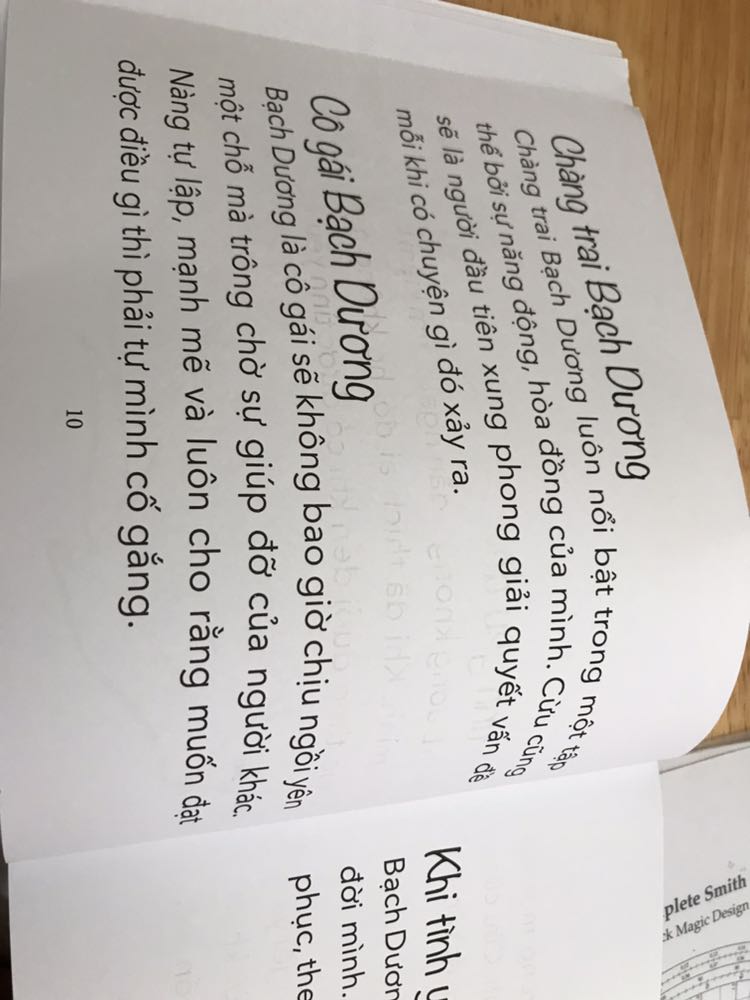 Giao nhanh, đúng hàng nhưng đóng gói sơ xài. Mở ra cuốn sách cong vèo ? Chất liệu in kh tốt lắm bị dính sang trang hết !!!