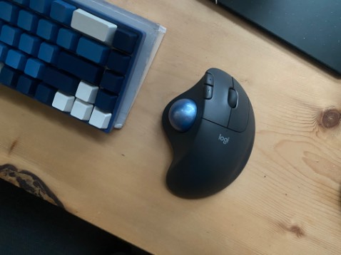 Sản phẩm tốt. Thay đổi thói quan và cách sử dụng chuột.
Các app của logi kèm theo đa dạng và nhiều tiện ích. 
Form chuột cầm thoải mái, tuy nhiên nếu tăng được góc nghiên như MX ERGO thì tuyệt vời.
Điều bất ngờ nhất là khoản giao hàng. Đặt sau 20h mà ngay lúc đó đã được lấy hàng và vận chuyển. Đến chiều hôm sau đã nhận được hàng.