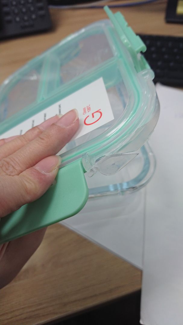 hộp khá xinh nhưng bị vỏ bị nứt mất rồi ạ, gần rơi ra luôn rồi. Tiki có hỗ trợ đổi hàng không ạ?