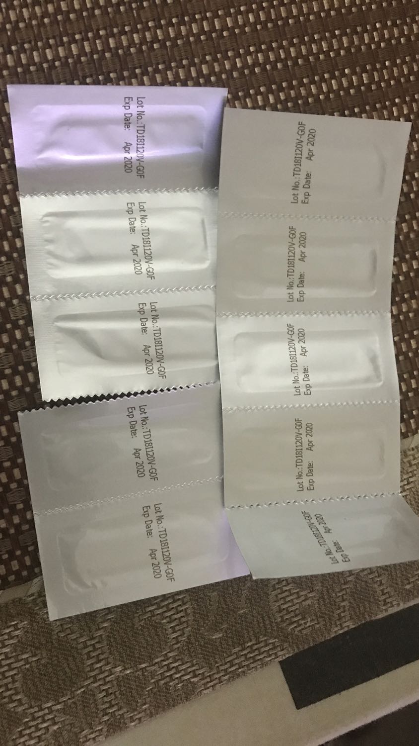 Mình đặt và trả tiền hộp 25 chiếc mà giao cho mình hộp 10. Đã vậy khi mở ra check số lượng thẻ thử, các gói bị gấp rối đến mức một dải bị rời ra.
Mình gọi tới *** TIki mấy lần mà không có ai nghe máy, toàn báo điện thoại viên bận. Cửa hàng trên Tiki lại không có phương thức liên lạc trực tiếp.
Mình dùng dịch vụ TikiNow, bảo đưa tới trước 4h mà 4h30 mới tới, đã vậy đứng chờ khách xuống lấy hàng chưa tới 3’ đã gọi điện trách khách không sẵn sàng nhận hàng ngay???? Thái độ rất chán.
Mình yêu cầu được hoàn tiền hoặc có hình thức bù đủ số strip đo thành 25 cho mình.