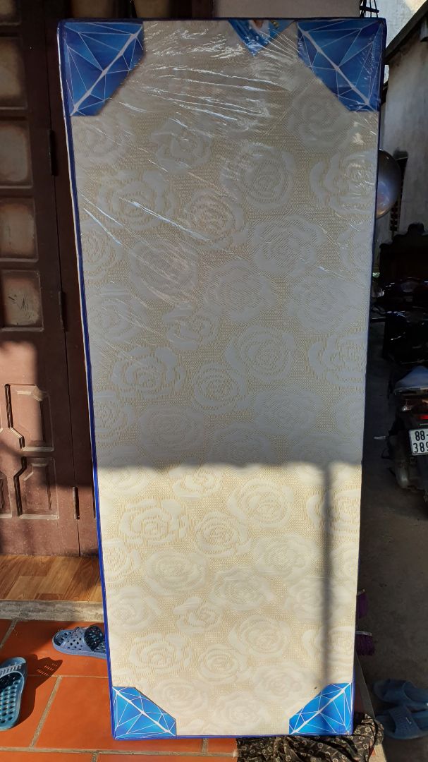 nệm nhìn rất đẹp. 
mới nhìn qua cũng thấy ưng. nói chung tiền nào của nấy. tốt hơn nhiều mấy cái hàng rẻ. nệm nhìn rất đẹp. 
mới nhìn qua cũng thấy ưng. nói chung tiền nào của nấy. tốt hơn nhiều mấy cái hàng rẻ.