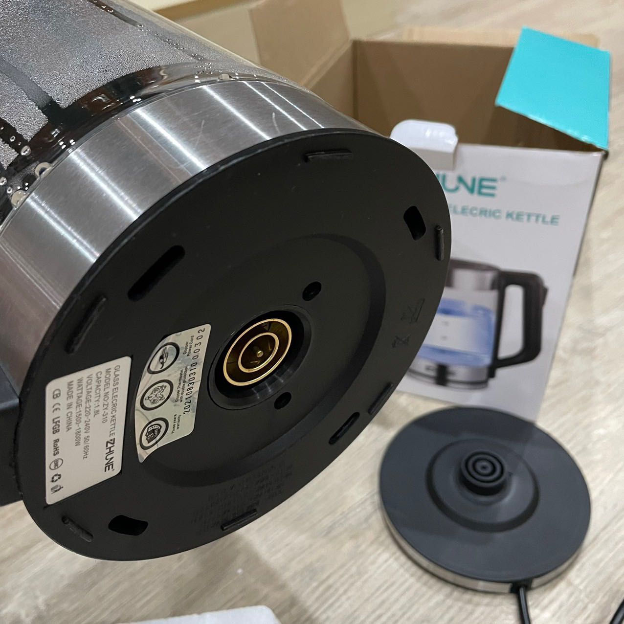 Ấm chắc chắn không bị lỏng lẻo, bọc cẩn thận. shop giao hàng cho ĐVVC nhanh, shiper cũng khá nhiệt tình. Nên mua vì giá phải chăng mà sử dụng thấy oke. Cho shop 5 sao luôn