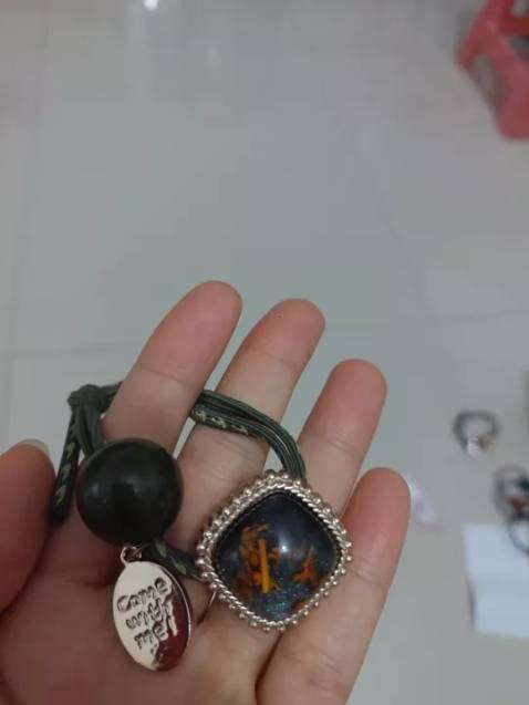 dây buộc tóc NASI đẹp lắm nha, giá rẻ, giao hàng nhanh, gói hàng cẩn thận. Tuyệt vời!