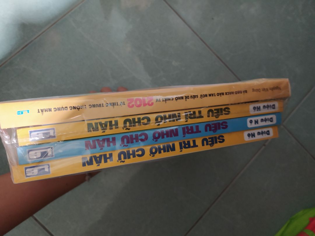 Rất hài lòng.  Sách đóng gói cẩn thận, mới tinh, không có méo cạnh hay vấn đề gì,  mua ngoài 1tr2 trên tiki rẻ hơn 1 nửa luôn.  ??