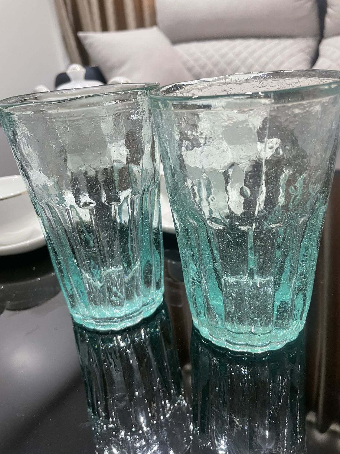 Đã nhận được hàng .tiki giao hàng rất chu đáo và cẩn thận, chỉ có 1 điều thắc mắc với nhà cung cấp là Bia Hà Nội  mua giao hàng ở Hà Nội mà sao lại chuyển hàng từ Tp.HCM ra thật kỳ quá, rất tốn công vận chuyển gây lãng phí cho xh, khuyến mại cho 2 cái cốc thì 1 cái vẹo vọ,  1 cái thì nứt.