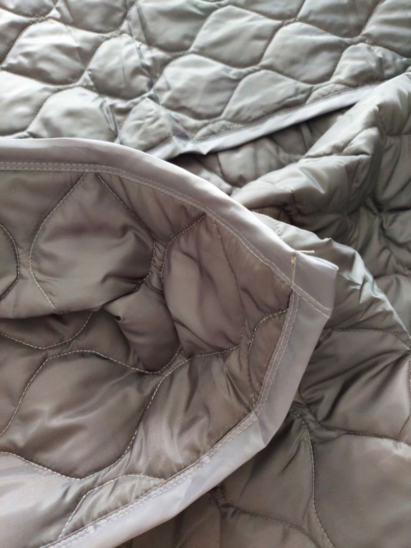 Mền nhẹ, ấm, vừa 1 người đắp. Màu xám đậm hơn mình tưởng, gần giống màu đen. Mới đầu thấy ít bụi bẩn phủi đi rồi mà sau khi giặt xong không biết ở đâu ra rất nhiều bột trắng dính khắp mền nhìn như bột giặt chưa tan hết dù mình giặt bằng nước giặt.
