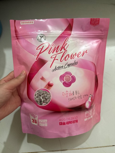 k được thơm lắm á vẫn phải dùng nước xả, bọt cũng k nhiều đâu, m giặt tay 4 cái quần áo 1 viên thấy k có bọt mấy nhưng vẫn rất sạch sẽ nha, kiểu k hại da tay, vẫn đáng mua