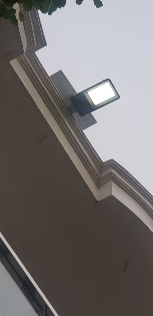 tôi đã mua sp này. dùng 2 ngày đầu hài lòng. qua ngày thứ 3 thì có sáng nhưng giảm chỉ còn 10% ánh sáng. 
không rõ bị lỗi ntn. 
đèn lắp đặt trên cao, nơi ko hề bị che chắn.
mong cty xem xét giải quyết.
xin cảm ơn.