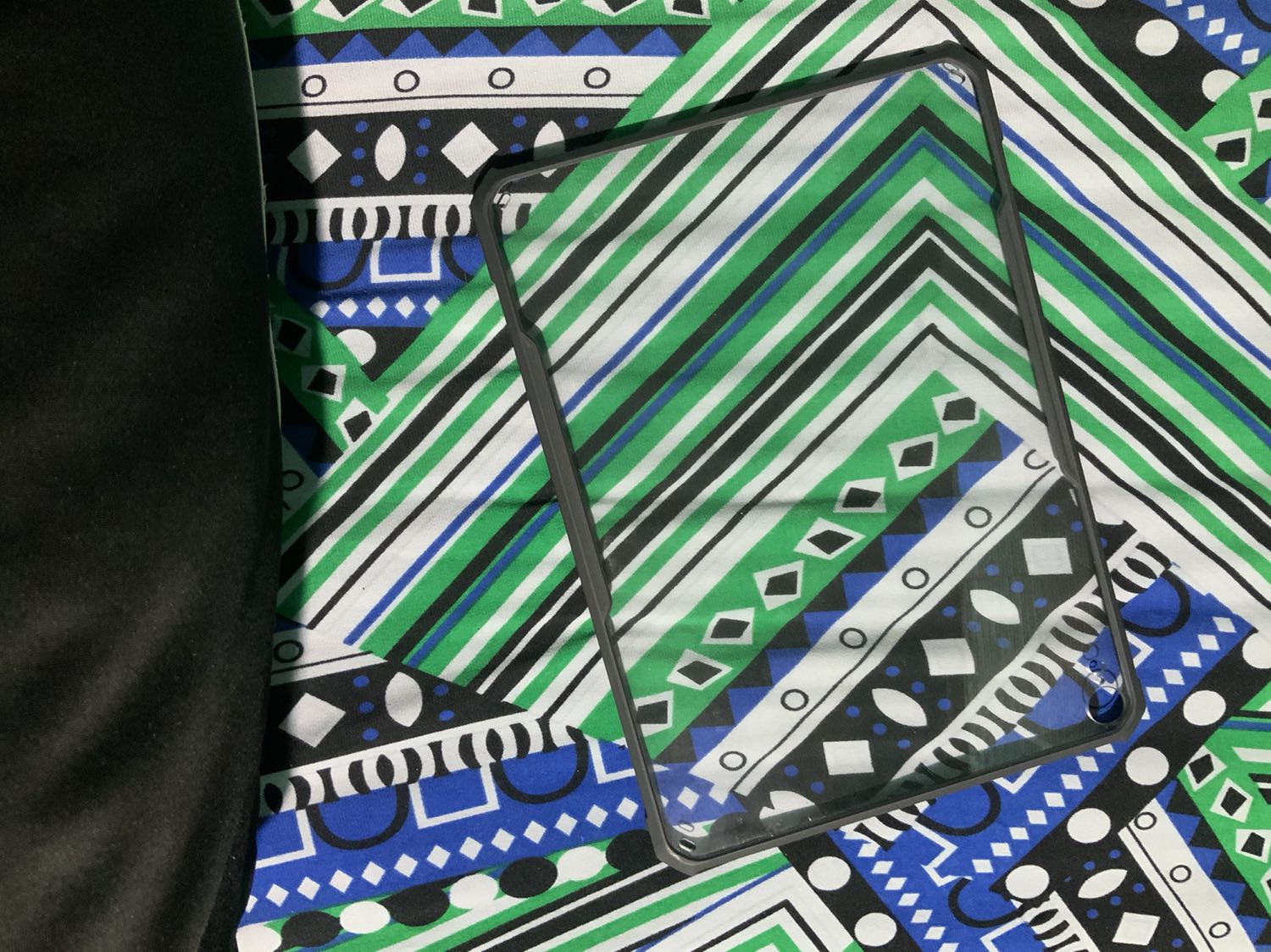 Ốp khít với sản phẩm. Vô cùng hài lòng. Đã từng mua ốp tương tự nhưng k khít, bị hở các cạnh lộ ra kim loại màu bạc cực khó chịu. Cạnh bên phải có thể làm mỏng để dính bút nên k ôm quá sát. Nói chung là ổn. 5 sao khuyến khích