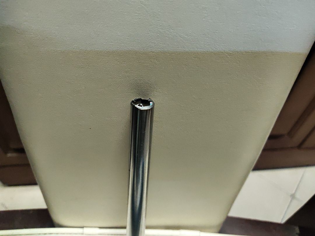 Cực kỳ thất vọng. Sản phẩm không đẹp như hình quảng cáo. Chất lượng kém, không tinh xảo (Trên thanh kim loại và nhựa, vết cắt nham nhở, lỗ còn dính ba vớ,). Không bằng đồ chơi trẻ em. Bao bì không có tên, địa chỉ nhà sản xuất. Đề nghị Tiki cho thu hồi.