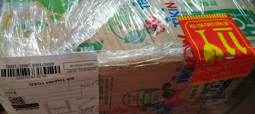 Giao hàng nhanh đóng gói kỹ nhưng hơi bực vì thái độ của shipper. M là mua thùng thứ 2 thôi nhờ ng nhận hộ nhưng shipper nhớ địa chỉ bảo giọng kiểu đam mê sữa hay sao mà mua lắm vậy. M nghe kể lại thôi nhưng cũng ko hài lòng khi nói thế, biết khách mua về làm gì đâu mà bảo thế khác nào bảo khách đừng mua nữa à.
