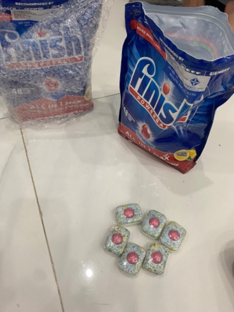 Đơn hàng là 4 gói 30 viên nhưng lại giao 3 gói 48 viên đã hết hạn sử dụng. Quá thất vọng