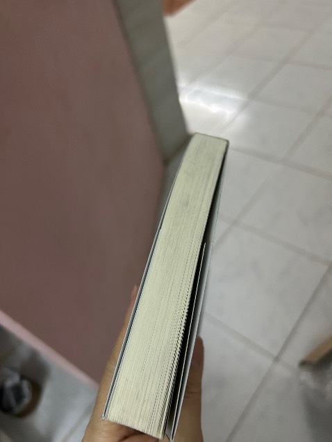Sách giao tới bị bẩn bìa và gáy, cạnh giấy, rất thất vọng