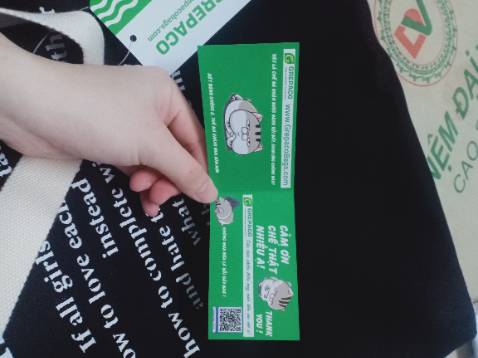 Chất vải đẹp, đường may chắc chắn. Sản phẩm đẹp y hình, bên hông có khóa kéo, đựng được viết, khăn giấy bỏ túi. Bên trong có 2 ngăn nhỏ đựng được điện thoại, chìa khóa và 1 ngăn nhỏ có khóa kéo nữa. Shop gói hàng có tâm lắm nha,  có cả giấy thơm bên trong.