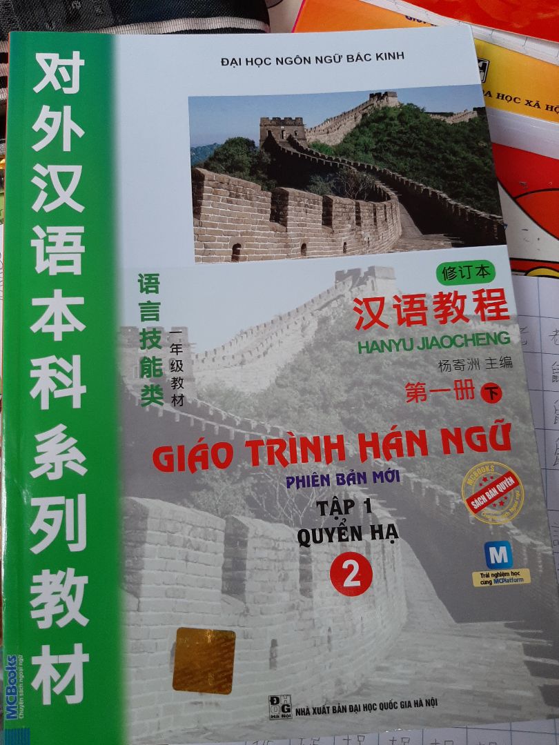 giao hàng sớm đặt hôm 15/10 dự là  23/10 nhưng 20 đã nhận được hàng. Gói hàng cẩn thận, không trầy xước hay gì khác. À sách có kèm theo sử dụng app rất tốt, đăng nhập sử dụng dễ dàng ?