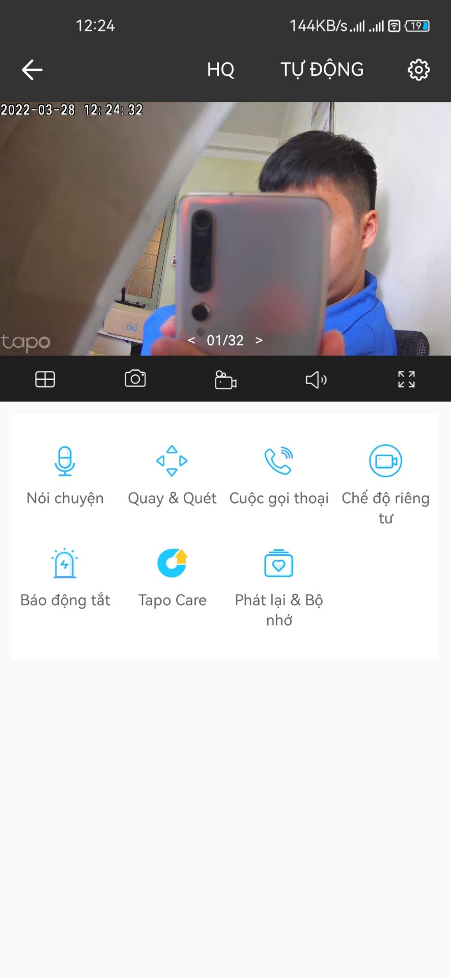 Mua cái thứ 2, vẫn rất OK. Tuy nhiên dùng sang cái thứ 2 mới phát hiện ra app Tapo có 1 cái hạn chế. Đó là mình dùng 2 cái lắp ở 2 nhà, 1 nhà chung 1 nhà riêng, tạo 2 tài khoản với nhau vì nhà riêng thì chỉ mình được quản lý thôi nên không add cả 2 cam vào tài khoản đấy được, nhà chung thì còn nhiều người khác quản lý. Mình đã dùng tính năng chia sẻ thiết bị từ tài khoản chung sang tài khoản riêng, nhưng dùng cách này thì tài khoản được chia sẻ chỉ có thể xem thôi chứ không điều khiển cam được. Hi vọng trong tương lai app sớm update để có thể cấp quyền cho các tài khoản được chia sẻ cũng có thể điều khiển cam nữa 😀