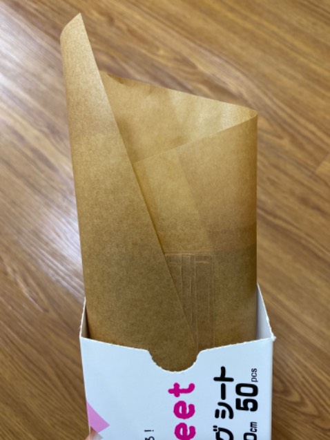 Hộp siu to, dễ mở dễ lấy, rút ra không bị kéo theo nhiều tờ. Giấy dày màu nâu Vintage lắm nè, lót bánh nướng chụp hình bao xinh