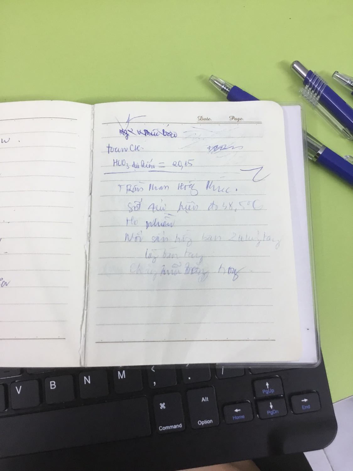 Mình mới phát hiện ra viết bút này sướng lắm, êm tay, nên mua hẳn hai hộp. Cây đầu tiên viết mới dc phân nửa mực thì mờ mờ, sau đó mờ căm, mình nghĩ thôi ko sao, lấy tiếp cây thứ hai và mới viết dc một ngày cũng bị y chang vậy.