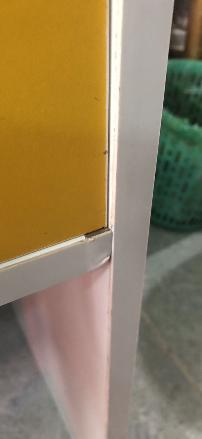 Sản phẩm chất lượng khá kém, rớt gương ra khỏi tấm gỗ, sản sp có nhiều vết trầy móp méo, giao hàng chậm 3 ngày