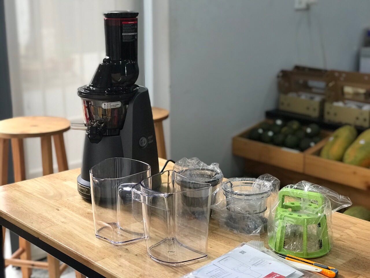 Dòng Kuvings này mình đã mua đến máy thứ 3 rồi nên khỏi bàn về sự hài lòng. NS321 là dòng máy phổ thông nhưng cận chuyên nghiệp, ép vô tư các loại rau củ(cần tây, kale...), trái cây(táo, thơm...).
Máy ép khoẻ, bền và đẹp.