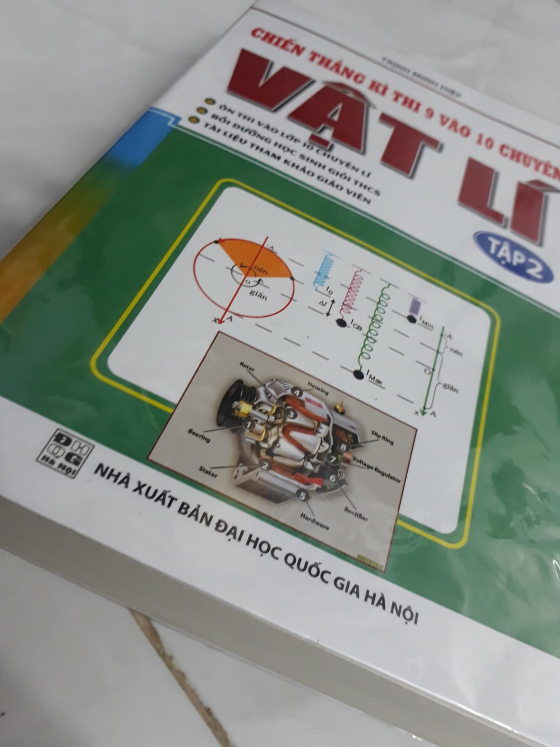 Về hình thức, cuốn sách này quét nhiều dạng trên mọi dạng bài tập lĩnh vực vật lí THCS, sau khi đọc xong quyển một mình thấy khá hay nên quyết định mua quyển hai. Quyển 1 do trên tiki không có bán nên mình mua trên trang mạng khác rất mừng vì tiki có quyển 2 nên đặt mua ngay lập tức. Quyển 2 tuy dày nhưng khá nhẹ nhàng dễ cầm vừa tay. Chất lượng giấy quyển 2 ( mình mua trên tiki) khác với chất lượng giấy quyển 1 (mình mua trên trang mạng khác), nhưng có lẽ quyển 2 cũng  khá bền. Về nội dung, sách khá hay thích hợp cho nhiều giáo viên và học sinh quyết định thi học sinh giỏi vật lí và thi vào trường chuyên vật lí lớp 10, nhiều bài tập hay lạ mới. Nếu bạn nào có nhu cầu thì nên mua về tham khảo, giá cả hợp lí đáng đồng tiền. Cảm ơn tiki nhiều nhé