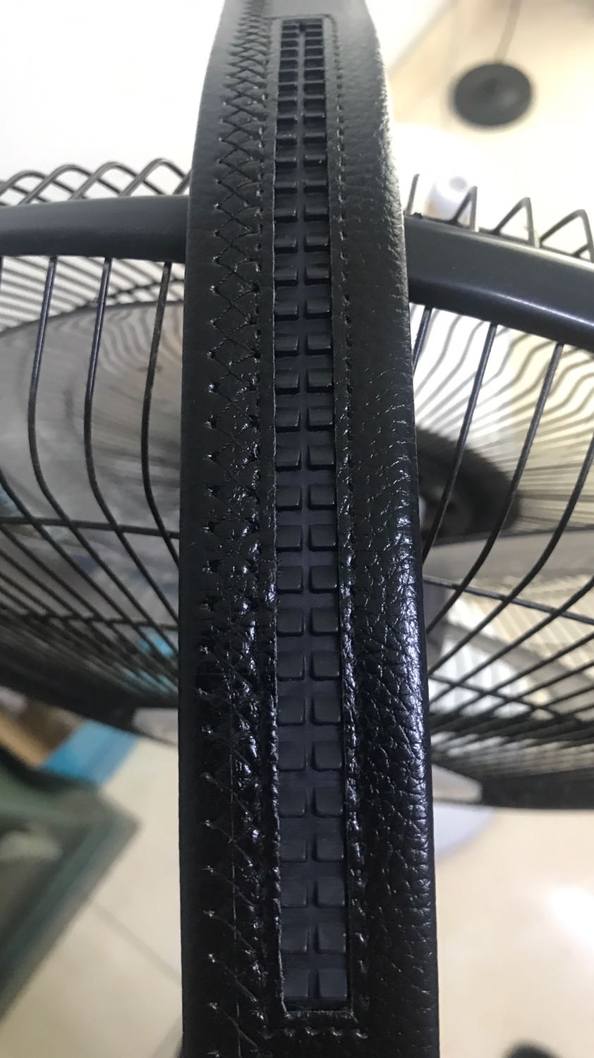 Thắt lưng thiết kế thời trang đẹp rất bắt mắt. Đẹp và chắc chắn. Dây da mềm đẹp và rất dài, da có độ bóng cao. Dây dài bụng mình bé nên phải cắt đi một đoạn. Dây mềm nên đeo cảm giác cũng dễ chịu, nó ôm sát theo bụng và cũng không tạo cảm giác khó chịu như một sốt thắt lưng có da bị cứng. Sản phẩm đẹp thiết kế hay cho shop 5 sao, sẽ tiếp tục ủng hộ shop khi có nhu cầu.