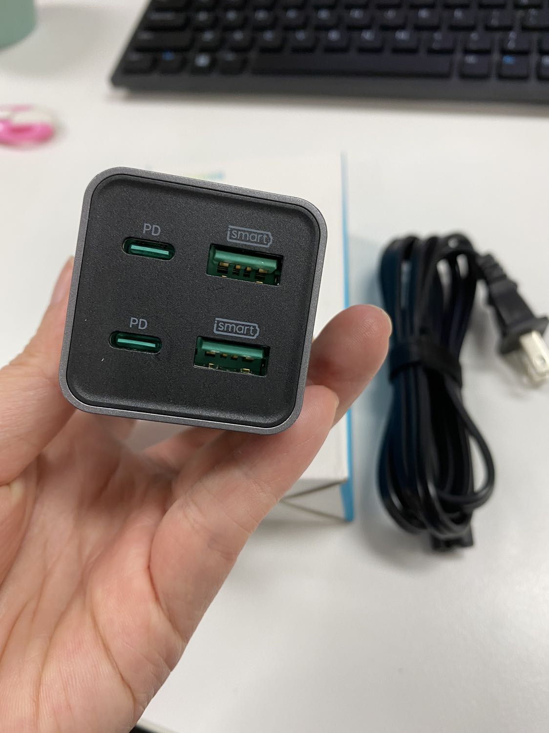 Sản phẩm niêm phong đầy đủ, sử dụng ổn định, sạc tương đối nhanh, dây cắm dài, tiện mang đi du lịch hoặc đi xa thì chỉ cần 1 ổ này là ok rồi! Tiki giao hàng nhanh!