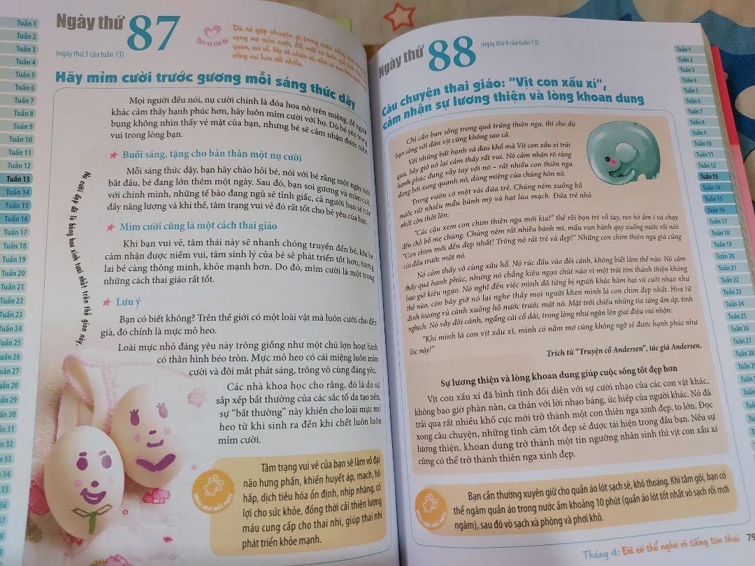 Đầu tiên mình mua cuốn "Mang thai thành công 280 ngày mỗi ngày một trang sách" đọc thấy hài lòng về văn phong và cách trình bày, sách phù hợp với người ngán chữ như mình, mình đọc sách thấy hạnh phúc và trân trọng sự có mặt của con vô cùng nên đặt mua thêm 2 quyển nữa là "thai giáo theo chuyên gia" và "hành trình thai giáo". Mỗi quyển có ưu điểm riêng. Với người lần đầu làm mẹ như mình còn nhiều bỡ ngỡ đọc "Mang thai thành công" giúp mình có sự hiểu biết và an tâm hơn, đặc biệt những ai chuẩn bị làm mẹ mình khuyên nên đọc qua quyển sách này trước để có sự chuẩn bị chu đáo trước khi mang thai. Mình khá tiếc vì biết đến sách muộn nên đã không có sự chuẩn bị chu đáo cho con. "Thai giáo theo chuyên gia" là cuốn sách thứ 2 nên có, bổ sung kiến thức thai giáo cho mẹ bầu. Cùng 1 tác giả nên ai đã yêu thích "mang thai thành công" cũng sẽ yêu thích sách này. Các mẹ bầu nên đọc nhé!
Nếu mẹ bầu yêu thích đọc có thể tham khảo tiếp "hành trình thai giáo" cuốn này có hướng dẫn thêm công thức dinh dưỡng cho mẹ bầu, nhiều nét vẽ trẻ thơ ngô nghê sẽ tạo cho bạn niềm hạnh phúc và hân hoan được gặp con, vẫn là 1 quyển sách hay tuy nhiên theo cá nhân mình không thích quyển này như 2 quyển trên lắm vì nội dung khai thác không mới mẻ và thu hút, ai thích đọc có thể tìm đọc thêm để bổ sung kiến thức, còn về cảm quan mình không đánh giá cao quyển này, có thể do khác tác giả chăng!?!